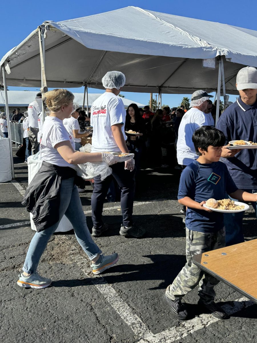 Ducks Players Serve Free Thanksgiving Meals to Families in Anaheim